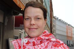 Julie Katrine Jørgensen er slet ikke i tvivl om, at hun vil have sin kærestes navn også, hvis de skal giftes.