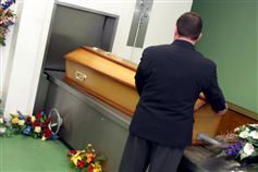 Efterladte til de overvægtige lig må ofte betale flere penge til bedemanden, end hvis liget havde været normalvægtigt.