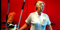 Lise Rasmussen, der er rengøringsassistent på Herlev Amtssygehus, risikerer blodpropper, fedme og førtidspension på grund af sit arbejde