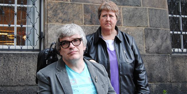 Peder Stausholm og Dorthe Andersen var sidste uge på Christiansborg for at forklare om de problemer, kommunerne har med at overholde en ny lov for handicappede og deres hjælpere.