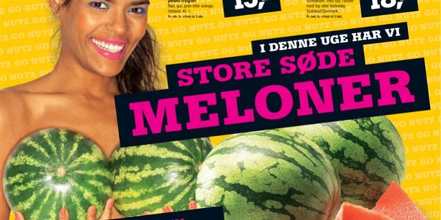 Topløs babe viser meloner i tilbudsavis
