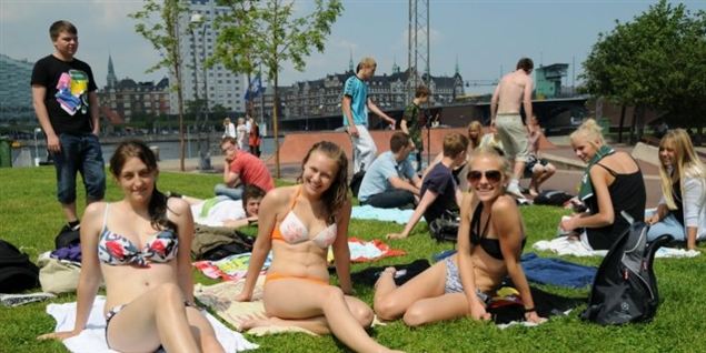 Topløse piger er passé på stranden