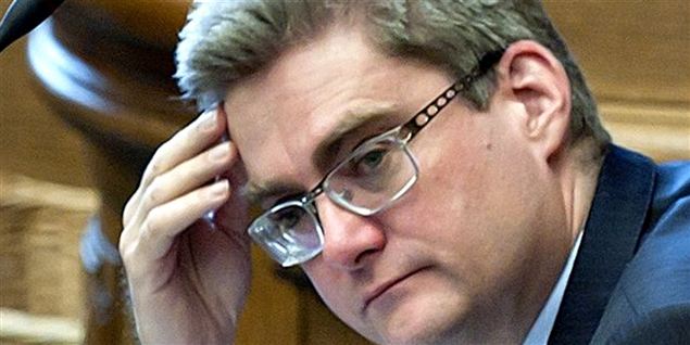 Udviklingsminister Søren Pinds au pair-kvinde var ansat på ulovlig kontrakt. Hun boede kun hos ham - ikke hos eksfruen. Men fremover skal au pairen - mod ministerens vilje - flytte med børnene hver anden uge, har myndighederne slået fast..