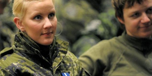 Går i uniform med oprejst pande