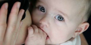 Babylig fundet i kvindes baghave
