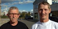 På Jutland Meat i Struer er de udenlandske kollegaer nu i overtal, fortæller Ole Hedegaard (tv.) og Tommy Trans. Der er flere end 150 arbejdsløse kollegaer i lokalområdet, men ledelsen henter østarbejdere til, så de kan presse tempoet i vejret, siger de to slagteriarbejdere.