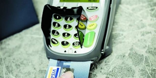 Banker tjener kassen på Visa og Mastercard