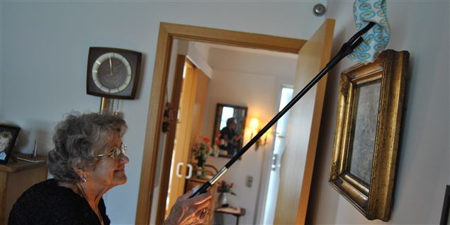 Kommunen skal spare - Rina, 85, gør selv rent