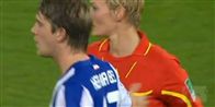 Her tager Hertha Berlin-spilleren den kvindelige dommer på brysterne.