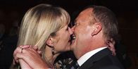 En efter en gik Venstre-folkene på talerstolen og understregede, at de var vilde med Lars Løkke. Det blev også gentaget ved aftenfesten - her i den mere private udgave med hustruen, Solrun.