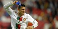 Ronaldo i det røde felt under Portugal-Spanien onsdag aften.