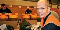 "Her grovsorterer vi firmapost fra det julepost, scannerne ikke kan læse. Mange af os kender hinanden fra sidste år. Det er hyggeligt, og det sørger blandt andre Santa Klaus for," griner den 42-årige Gregers Pedersen. Klaus, eller 'Santa Klaus', er værkføreren, der deler slik ud som belønning til 'julenisserne'.