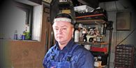 Klejnsmed Bjarne Rasmussen blev fyret og derefter tvunget i virksomhedspraktik i samme job. Dermed lavede han samme arbejde som tidligere uden dog at få løn, men kun dagpenge.