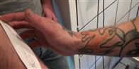 Avisens reporter får en tatovering, der fortæller, at han er journalist.
