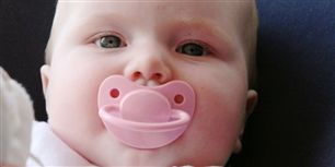 Ung mor anklaget for at ruske sin baby. Arkiv