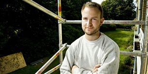 Murer aktiveret med Hitlers underskrift  - Jobcenter i København brugte 160.000 kr. på kursus, der underviste murere, præster og økonomer i Hitlers og Napoleons håndskrifter før og efter, de led nederlag. Firmaet bag kurset piller nu undervisningen af programmet.