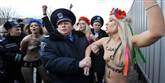 <span style='font-family: Arial; font-size: 15px; color: White;'>Topløse demonstranter bliver anholdt af det ukrainske politi.</span> <span style='font-family: Arial; font-weight: normal; font-size: 15px; color: #999999;'>Foto: SERGEI SUPINSKY</span>