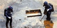 Det kræver specielt uddannede betjente til at finkæmme den stærkt forurenede sø for kropsdele fra den dræbte teenager.