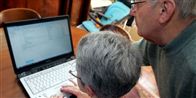 LO og A-kassernes Samvirke foreslår at ændre loven, så 65-årige kan blive i a-kassen. Beskæftigelsesministeren tænker over sagen.