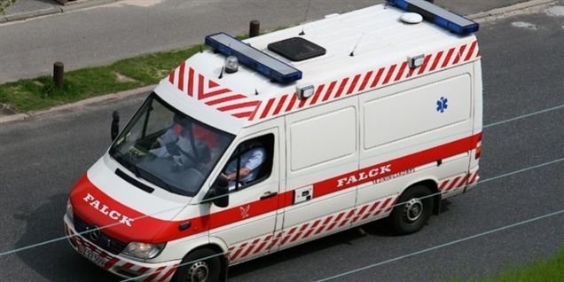 Betjent brækker arm på pistolmand