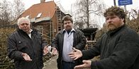 Den arbejdsløse murer Lars Frederiksen (th) tog miljøminister Karen Ellemann i at bruge ulovlig arbejdskraft.