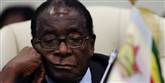 <span style='font-family: Arial; font-size: 15px; color: White;'>ROBERT MUGABE fra Zimbabwe: En morderisk diktator, som ikke skyer nogen midler for at arrestere og torturere enhver form for modstander. Han har formået at kanalisere hele landets økonomi ned i egen lomme og bankkonti ved hjælp af blandt andet valuta-fiflerier og inflation, mens befolkningen går for lud og koldt vand. 
Antal år på diktator-magten: 30</span> <span style='font-family: Arial; font-weight: normal; font-size: 15px; color: #999999;'>Foto: AP / POLFOTO</span>