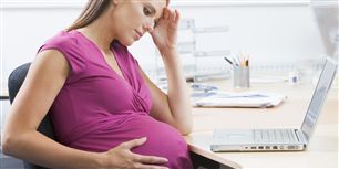 Er du gravid er det hverken sundt dig eller barnet at løfte tunge ting eller stå op hele dagen.