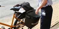 Et 53-årigt postbud blev sidste år ramt af skud fra et luftgevær, da han var ude på sin rute i  Ans i Silkeborg Kommune.