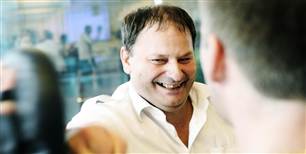 "Det var godt nok et chok," siger den 47-årige buschauffør Allan Aistrup, som for snart et år siden fik sat sin verden i et helt nyt perspektiv, da han fik en blodprop i hjertet. I dag træner han for at kunne beholde arbejdet og fællesskabet med kollegerne mange år endnu.