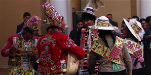 Bolivias præsident Evo Morales (i midten) danser med quechua-folk