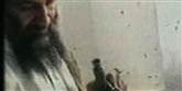 <span style='font-family: Arial; font-size: 15px; color: White;'>Osama bin Laden med sit ynglingsvåben, en Kalshnikov-riffel.</span> <span style='font-family: Arial; font-weight: normal; font-size: 15px; color: #999999;'>Foto: AP / POLFOTO</span>