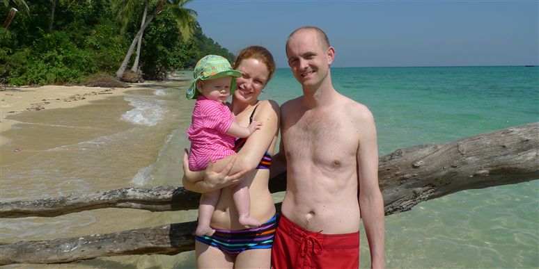 "Børn skal sgu' opleve mere end Amagerbro." I januar smed Kåre Hornbech og Linnea Hornbech Larsen lægekitlerne til fordel for tre ugers barsel med datteren Siri i Thailand. De unge læger har rejst meget, og det vil de blive ved med, selv om der fremover skal bleer og barbiedukker i rygsækken. At tage et spædbarn med til Thailand er ikke meget anderledes end at tage i sommerhus i Danmark, understreger Linnea. "Flyveturen er eneste forskel, og så lige temperaturen, der er ret fantastisk i Thailand i januar."  Foto: Privat