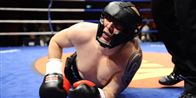 Rene Dif røg en tur i gulvet efter et hug fra en aggressiv Stig Tøfting.