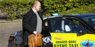Erik Skov Pedersen ankommer til retten i Lyngby i en taxa, der er betalt af forsvareren. Erik Skovs egen bil er blevet solgt.