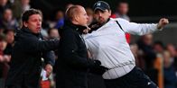 Her står Celtic-træner Neil Lennon og betragter veltilfreds kampen ude mod Hearts. Hans hold har netop bragt sig på 0-2 og dermed godt ind i kampen om mesterskabet.