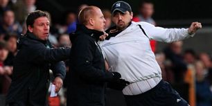 Her står Celtic-træner Neil Lennon og betragter veltilfreds kampen ude mod Hearts. Hans hold har netop bragt sig på 0-2 og dermed godt ind i kampen om mesterskabet.