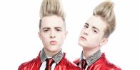 Irske Jedward gjorde stor figur i det britiske X-Faktor i 2009. Og nu er de tilbage med imponerende vertikalt pandehår og MGP-passende glitter-kostumer. De vil charmere sig ind på de europæiske seere med sangen 'Lipstick'.