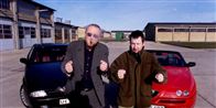 Det mærkværdige makkerpar, den storrygende Peter Aalbæk og den forsagte Lars von Trier, er glade for biler. Her står de med Triers Alfa Romeo Spider 2,0 (th.) og Ålens Alfa Romeo 166 2,5 V6.