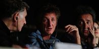 Sean Penn er i Cannes for at promovere sin nye film "This Must Be a Place", hvor han spiller en psykisk syg musiker. Om han har levet sig så meget ind i sin rolle, at han tager den med til filmbyen er uvist. I hvert så Sean Penn meget slidt og træt ud ved pressekonferencen.