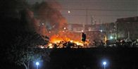 Ild og røg stiger fra bygningerne på militærbasen i Karachi i Pakistan, efter Taleban har udført deres drabelige angreb. Talebans mænd stormede basen og barrikaderede sig i bygninger, mens de fyrede granater af. De dræbte 12 og ødelagde militært materiel, blandt andet flere fly.