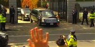 Obamas meget store, tunge og sikre bil &amp;#039;The Beast&amp;#039; sidder fast på vej ud fra den amerikanske ambassade. Obama måtte træde ud og skifte bil.