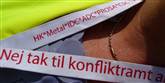 <span style='font-family: Arial; font-size: 15px; color: White;'>HK står på støttelisten over forbund, der støtter de it-ansattes faglige kamp, men pludselig besluttede HK's hovedbestyrelse at trække støtten. Det betød, at HK Ungdom Hovedstaden fik besked om, at de ikke måtte deltage i torsdagens demonstration. På dette foto ses en key-hanger med HK, Metal og andre forbunds navn på. Det undrede flere ansatte, der til Avisen.dk kritiserede HK's vaklen i støtten til PROSA og de strejkende. "Vi ønsker ikke HK's overenskomst. Vi vil have vores egen aftale mellem PROSA og CSC," sagde en anden ansat. </span> <span style='font-family: Arial; font-weight: normal; font-size: 15px; color: #999999;'>Foto: Jens Peter Kildevang.</span>