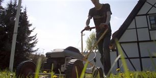 Hvis du betaler naboens 18-årige knægt for at slå dit græs, mens du er på sommerferie, så kan du få skattefradrag på hans lønninger.