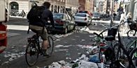 Gadefestens arrangører havde egentlig lovet at rydde op efter sig - alligevel flyder det med affald i bydelen Nørrebro dagen efter, at den københavnske gadefest Distortion lagde vejen forbi.