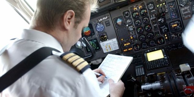 Dansk pilot skudt ud af fly