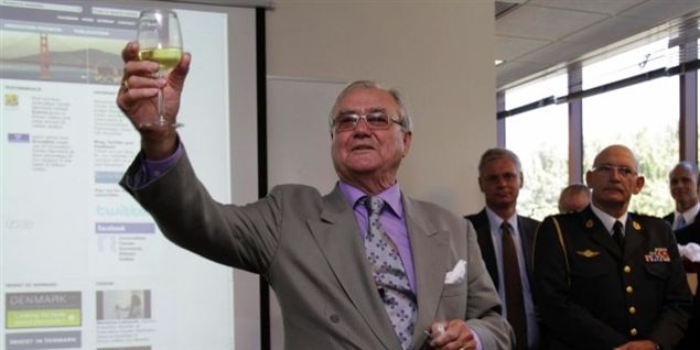 Prins Henrik fester med vin, kage og biler