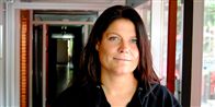 På gangen blev Mia Kjærulff overfaldet, mens hun passede sig arbejde som socialpædagog. "Jeg brækker nakken på dig," lød truslen.