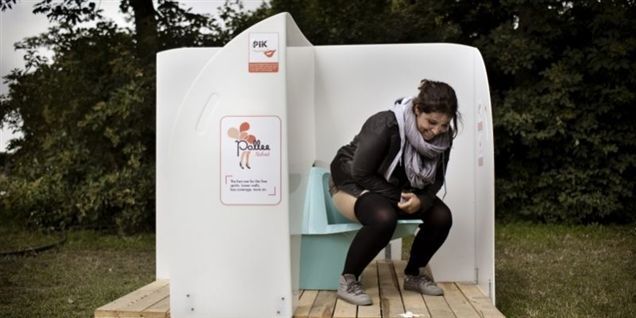 Nu tisser kvinder på Roskilde med døren åben