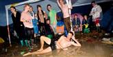 <span style='font-family: Arial; font-size: 15px; color: White;'>Også Roskilde-festivalen 2011 var hårdt ramt. Mens mange tog hjem på grund af våde telte og gennemblødte sko, formåede denne festivalgæst at se det sjove i vandet.</span> <span style='font-family: Arial; font-weight: normal; font-size: 15px; color: #999999;'>Foto: Jakob Jørgensen / POLFOTO</span>
