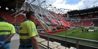 Sådan ser det ud, når et stadiontag har givet efter.
